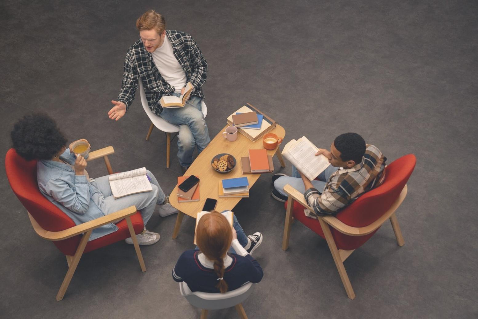 Команда аналитиков за работой над финансовыми отчетами