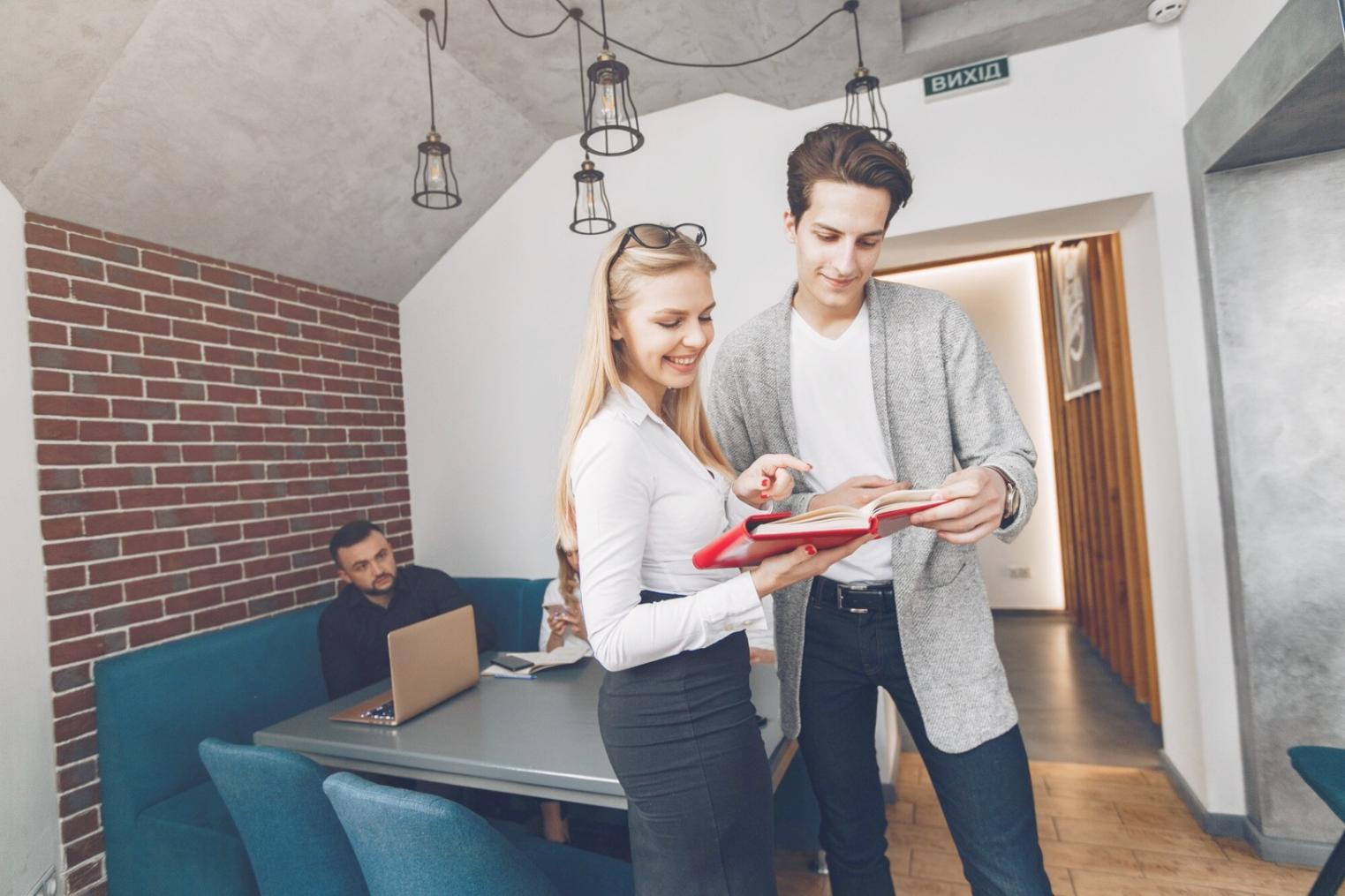 Современный офис финансовых консультантов с аналитическими данными на мониторах